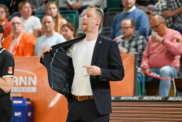 Christian Held (RASTA Vechta, Coach) gestikuliert RASTA Vechta vs. Basketball Loewen Braunschweig, easyCredit Basketball Bundesliga, 31. Spieltag, Saison 2025 2026, 24.04.2026, RASTA Vechta vs. Basketball Loewen Braunschweig, easyCredit Basketball Bundesliga, 31. Spieltag, Saison 2025 2026, 24.04.2026 Vechta Copyright: xEibner-Pressefoto RobertxGertzenx EP_RGN
