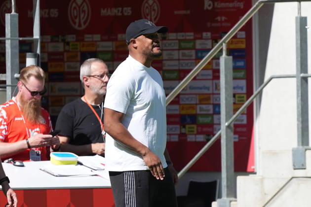 Trainer Vincent Kompany (FC Bayern München) - 25.04.2026 1. FSV Mainz 05 vs. FC Bayern München MEWA Arena, Bundesliga, 31. Spieltag