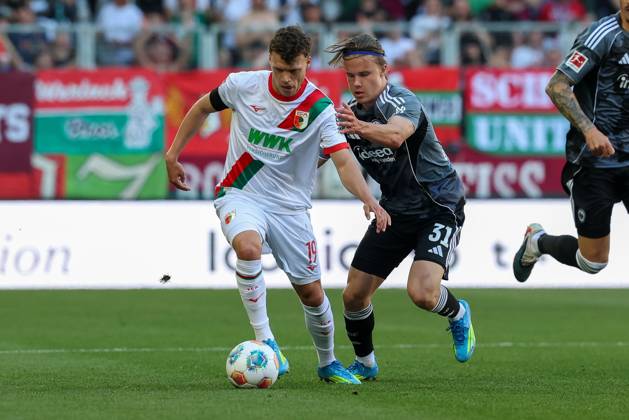 im Zweikampf, Aktion, mit Robin Fellhauer 19 (FC Augsburg), Love Arrhov 31 (Eintracht Frankfurt), FC Augsburg vs. Eintracht Frankfurt, Fussball, 1. Bundesliga, 31. Spieltag, 25.04.2026 DFL DFB regulations prohibit any use of photographs as image sequences and or quasi-video Augsburg Bayern Deutschland