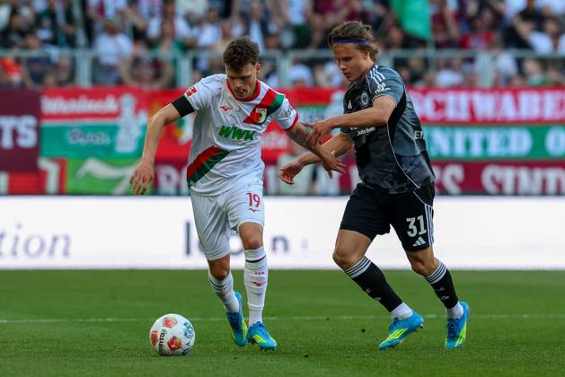im Zweikampf, Aktion, mit Robin Fellhauer 19 (FC Augsburg), Love Arrhov 31 (Eintracht Frankfurt), FC Augsburg vs. Eintracht Frankfurt, Fussball, 1. Bundesliga, 31. Spieltag, 25.04.2026 DFL DFB regulations prohibit any use of photographs as image sequences and or quasi-video Augsburg Bayern Deutschland