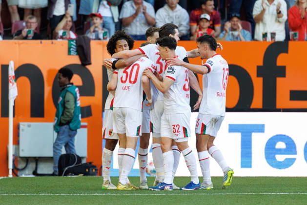 Team (FC Augsburg) Tor zum 1 : 0 beim Spiel zwischen FC Augsburg v Eintracht Frankfurt, Fußball, Herren, Bundesliga, 2025 2026, 31.Spieltag am 25.04.2026 in Augsburg, WWK ARENA. DFL and DFB regulations prohibit any use of photographs as image sequences and or quasi-video. Bayern Deutschland