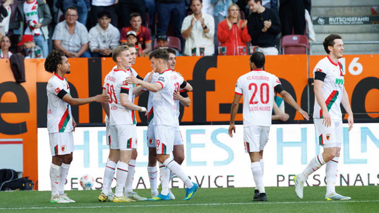 Team (FC Augsburg) Tor zum 1 : 0 beim Spiel zwischen FC Augsburg v Eintracht Frankfurt, Fußball, Herren, Bundesliga, 2025 2026, 31.Spieltag am 25.04.2026 in Augsburg, WWK ARENA. DFL and DFB regulations prohibit any use of photographs as image sequences and or quasi-video. Bayern Deutschland