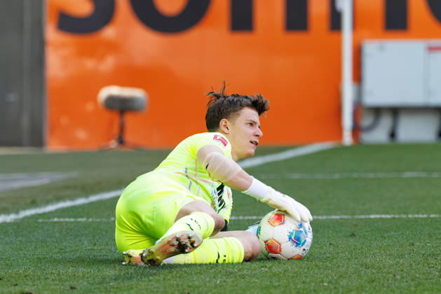 Finn Dahmen (1, FC Augsburg) hält den Ball sicher beim Spiel zwischen FC Augsburg v Eintracht Frankfurt, Fußball, Herren, Bundesliga, 2025 2026, 31.Spieltag am 25.04.2026 in Augsburg, WWK ARENA. DFL and DFB regulations prohibit any use of photographs as image sequences and or quasi-video. Bayern Deutschland