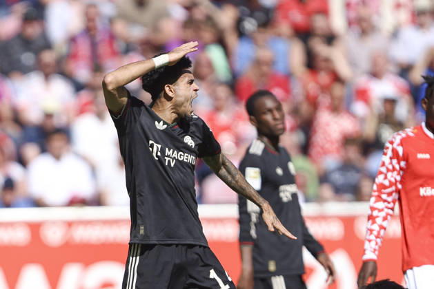 Luis Diaz (FC Bayern München) gestikuliert, Gestik, ist enttaeuscht waehrend des Spiels der Bundesliga zwischen 1. FSV Mainz 05 und FC Bayern München, Mewa Arena am 25. April 2026 in Mainz, Deutschland. (Foto von Oliver Kaelke DeFodi Images) +++ Luis Diaz (FC Bayern München) gestures, looks dejected during the Bundesliga match between 1. FSV Mainz 05 and FC Bayern München at Mewa Arena on April 25, 2026 in Mainz, Germany. (Photo by Oliver Kaelke DeFodi Images) DFL regulations prohibit any use of photographs as image sequences and or quasi-video. (Photo by Oliver Kaelke DeFodi Images) -