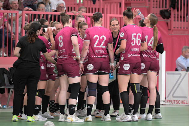 Miriam Hirsch (TusSies Metzingen, Trainerin) im Time Out im Kreis ihrer Mannschaft TusSies Metzingen vs. FrischAuf Goeppingen , Handball, Alsco HBF, 2. Play-Off Ligaspieltag, Saison 2025 2026, 25.04.2026 TusSies Metzingen vs. FrischAuf Goeppingen , Handball, Alsco HBF, 2. Play-Off Ligaspieltag, Saison 2025 2026, 25.04.2026 Tuebingen Copyright: xEibner-Pressefoto TobiasxBaurx EP_TBR