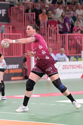 Gabriela Clausson Bitolo (TusSies Metzingen, 22) beim 7-Meter TusSies Metzingen vs. FrischAuf Goeppingen , Handball, Alsco HBF, 2. Play-Off Ligaspieltag, Saison 2025 2026, 25.04.2026 TusSies Metzingen vs. FrischAuf Goeppingen , Handball, Alsco HBF, 2. Play-Off Ligaspieltag, Saison 2025 2026, 25.04.2026 Tuebingen Copyright: xEibner-Pressefoto TobiasxBaurx EP_TBR