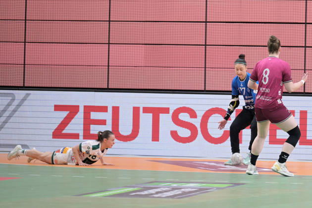 Sara Suba (TusSies Metzingen, 77) im Tor gegen Mariel Stefanie Beugels (FrischAuf Goeppingen, 16) TusSies Metzingen vs. FrischAuf Goeppingen , Handball, Alsco HBF, 2. Play-Off Ligaspieltag, Saison 2025 2026, 25.04.2026 TusSies Metzingen vs. FrischAuf Goeppingen , Handball, Alsco HBF, 2. Play-Off Ligaspieltag, Saison 2025 2026, 25.04.2026 Tuebingen Copyright: xEibner-Pressefoto TobiasxBaurx EP_TBR