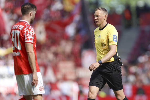 Schiedsrichter Martin Petersen schaut waehrend des Spiels der Bundesliga zwischen 1. FSV Mainz 05 und FC Bayern München, Mewa Arena am 25. April 2026 in Mainz, Deutschland. (Foto von Oliver Kaelke DeFodi Images) +++ Schiedsrichter Martin Petersen looks on during the Bundesliga match between 1. FSV Mainz 05 and FC Bayern München at Mewa Arena on April 25, 2026 in Mainz, Germany. (Photo by Oliver Kaelke DeFodi Images) DFL regulations prohibit any use of photographs as image sequences and or quasi-video. (Photo by Oliver Kaelke DeFodi Images) -