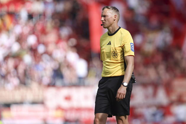 Schiedsrichter Martin Petersen schaut waehrend des Spiels der Bundesliga zwischen 1. FSV Mainz 05 und FC Bayern München, Mewa Arena am 25. April 2026 in Mainz, Deutschland. (Foto von Oliver Kaelke DeFodi Images) +++ Schiedsrichter Martin Petersen looks on during the Bundesliga match between 1. FSV Mainz 05 and FC Bayern München at Mewa Arena on April 25, 2026 in Mainz, Germany. (Photo by Oliver Kaelke DeFodi Images) DFL regulations prohibit any use of photographs as image sequences and or quasi-video. (Photo by Oliver Kaelke DeFodi Images) -