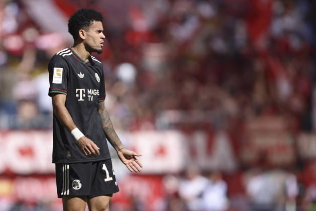 Luis Diaz (FC Bayern München) gestikuliert, Gestik waehrend des Spiels der Bundesliga zwischen 1. FSV Mainz 05 und FC Bayern München, Mewa Arena am 25. April 2026 in Mainz, Deutschland. (Foto von Oliver Kaelke DeFodi Images) +++ Luis Diaz (FC Bayern München) gestures during the Bundesliga match between 1. FSV Mainz 05 and FC Bayern München at Mewa Arena on April 25, 2026 in Mainz, Germany. (Photo by Oliver Kaelke DeFodi Images) DFL regulations prohibit any use of photographs as image sequences and or quasi-video. (Photo by Oliver Kaelke DeFodi Images) -