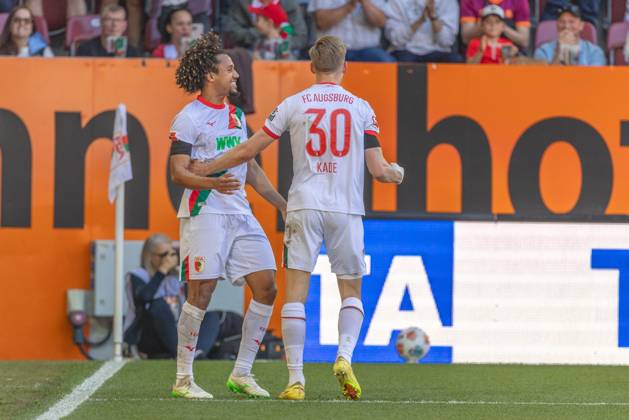 Torjubel, jubelt nach seinem Treffer zum 1:0 von Han-Noah Massengo (FC Augsburg) unnd Anton Kade (FC Augsburg) v-l, FC Augsburg vs. Eintracht Frankfurt, Fussball, 1. Bundesliga, 31. Spieltag, 25.04.2026 DFB regulations prohibit any use of photographs as image sequences and or quasi-video