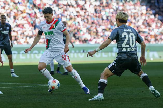 im Zweikampf, Aktion, mit Fabian Rieder 32 (FC Augsburg), Ritsu Doan 20 (Eintracht Frankfurt), FC Augsburg vs. Eintracht Frankfurt, Fussball, 1. Bundesliga, 31. Spieltag, 25.04.2026 DFL DFB regulations prohibit any use of photographs as image sequences and or quasi-video Augsburg Bayern Deutschland