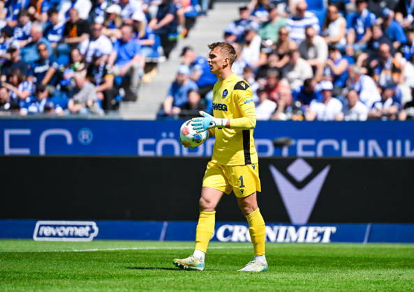 Torwart Hans Christian Bernat (Karlsruher SC) in Aktion waehrend des Spiels der 2. Bundesliga zwischen dem Karlsruher SC und Hannover 96 im BBBank Wildpark am 25. April 2026 in Karlsruhe, Deutschland. (Foto von Silas Schüller DeFodi Images) +++ Hans Christian Bernat (Karlsruher SC) controls the ball during the 2. Bundesliga match between Karlsruher SC and Hannover 96 at BBBank Wildpark on April 25, 2026 in Karlsruhe, Germany. (Photo by Silas Schüller DeFodi Images) DFB DFL REGULATIONS PROHIBIT ANY USE OF PHOTOGRAPHS AS IMAGE SEQUENCES AND OR QUASI-VIDEO. (Photo by Silas Schueller DeFodi Images) -