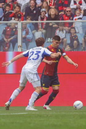 Genoa™s Johan Vasquez fights for the ball during the Serie A soccer match between Genoa and Como at the Luigi Ferraris Stadium in Genoa, Italy - Sunday, April 26, 2026. - Soccer . Copyright: xTanoxPecoraro LaPressex