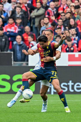 Genoa™s Mikael Ellertsson fights for the ball during the Serie A soccer match between Genoa and Como at the Luigi Ferraris Stadium in Genoa, Italy - Sunday, April 26, 2026. - Soccer . Copyright: xTanoxPecoraro LaPressex