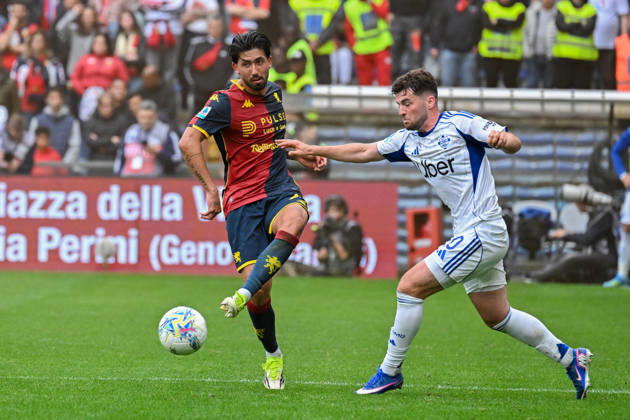 Genoa™s Mikael Ellertsson fights for the ball during the Serie A soccer match between Genoa and Como at the Luigi Ferraris Stadium in Genoa, Italy - Sunday, April 26, 2026. - Soccer . Copyright: xTanoxPecoraro LaPressex