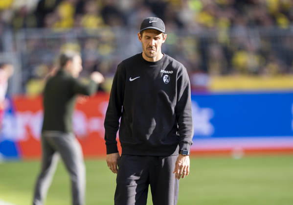 Julian Schuster (SC Freiburg, Trainer) enttaeuscht, enttaeuscht schauend, dissapointed, traurig, frustiert, frust, gefrustet, frustrated nach dem dritten Gegentor Borussia Dortmund - SC Freiburg, 31. Spieltag, 1. Bundesliga in Dortmund, Signal Iduna Park DFL regulations prohibit any use of photographs as image sequences and or quasi-video. Copyright: HMBxMedia xMarcoxBader