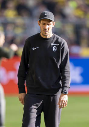 Julian Schuster (SC Freiburg, Trainer) enttaeuscht, enttaeuscht schauend, dissapointed, traurig, frustiert, frust, gefrustet, frustrated nach dem dritten Gegentor Borussia Dortmund - SC Freiburg, 31. Spieltag, 1. Bundesliga in Dortmund, Signal Iduna Park DFL regulations prohibit any use of photographs as image sequences and or quasi-video. Copyright: HMBxMedia xMarcoxBader
