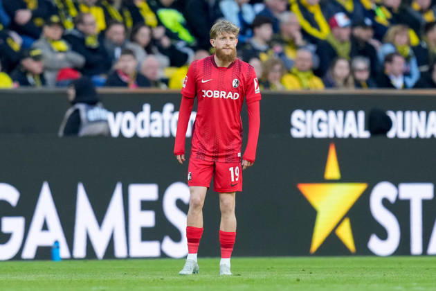 Jan-Niklas Beste (SC Freiburg) schaut waehrend des Spiels der Bundesliga zwischen Borussia Dortmund und Club Freiburg, Signal Iduna Park am 26. April 2026 in Dortmund, Deutschland. (Foto von Alex Gottschalk DeFodi Images) +++ Jan-Niklas Beste (SC Freiburg) looks on during the Bundesliga match between Borussia Dortmund and Sport-Club Freiburg at Signal Iduna Park on April 26, 2026 in Dortmund, Germany. (Photo by Alex Gottschalk DeFodi Images) DFL regulations prohibit any use of photographs as image sequences and or quasi-video. (Photo by Alex Gottschalk DeFodi Images) DFL regulations prohibit any use of photographs as image sequences and or quasi-video. -