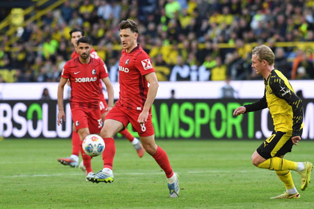 Maximilian Eggestein (SC Freiburg) in Aktion, am Ball, Einzelaktion waehrend des Spiels der Bundesliga zwischen Borussia Dortmund und Club Freiburg, Signal Iduna Park am 26. April 2026 in Dortmund, Deutschland. (Foto von Ralf Treese DeFodi Images) +++ Maximilian Eggestein (SC Freiburg) controls the ball during the Bundesliga match between Borussia Dortmund and Sport-Club Freiburg at Signal Iduna Park on April 26, 2026 in Dortmund, Germany. (Photo by Ralf Treese DeFodi Images) DFL regulations prohibit any use of photographs as image sequences and or quasi-video. (Photo by Ralf Treese DeFodi Images) -