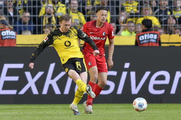 v. li. im Kampf um den Ball Maximilian Beier (Dortmund 14) Derry Scherhant (Freiburg 7) 26.04.2026 ¢ Fussball ¢ Borussia Dortmund vs SC Freiburg, Signal Iduna Park, Dortmund, DFB DFL REGULATIONS PROHIBIT ANY USE OF PHOTOGRAPHS AS IMAGE SEQUENCES AND OR QUASI-VIDEO