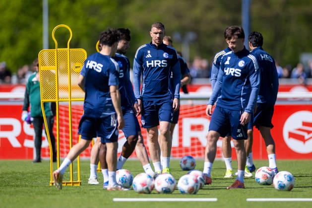 30.04.2026, Fussball, Training des FC Schalke 04. Edin Dzeko (FC Schalke 04). Gelsenkirchen Trainingsgelände FC Schalke 04 NRW Deutschland xRHR-FOTO YYx Copyright: RHR-FOTOx RHR-FOTO YY