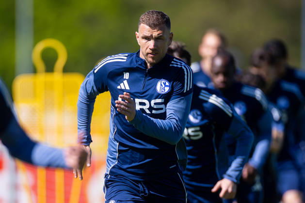 30.04.2026, Fussball, Training des FC Schalke 04. Edin Dzeko (FC Schalke 04) sprintet. Gelsenkirchen Trainingsgelände FC Schalke 04 NRW Deutschland xRHR-FOTO YYx Copyright: RHR-FOTOx RHR-FOTO YY
