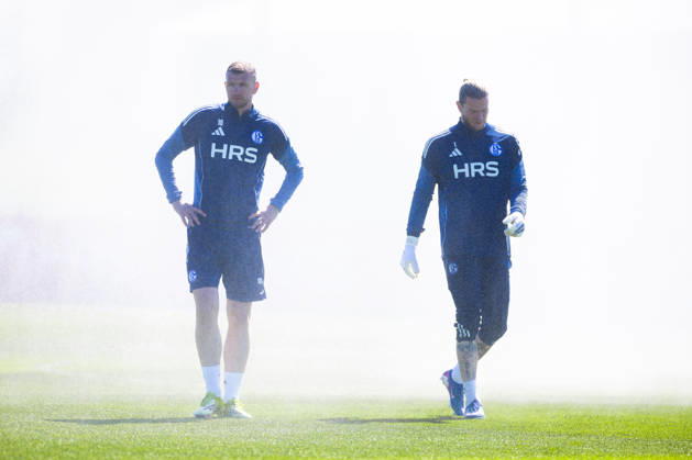 30.04.2026, Fussball, Training des FC Schalke 04. v. l. Edin Dzeko (FC Schalke 04). Torwart Loris Karius (FC Schalke 04) stehen im Nebel der Sprinkleranlage. Gelsenkirchen Trainingsgelände FC Schalke 04 NRW Deutschland xRHR-FOTO YYx Copyright: RHR-FOTOx RHR-FOTO YY