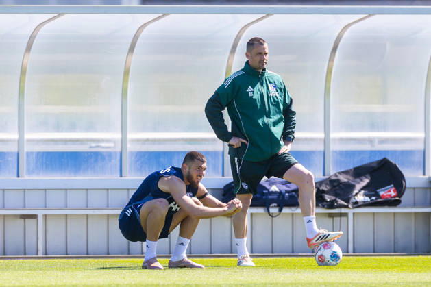 30.04.2026, Fussball, Training des FC Schalke 04. v. l. Hasan Kurucay (FC Schalke 04), Athletik-Trainer Alexander Storck (FC Schalke 04). Gelsenkirchen Trainingsgelände FC Schalke 04 NRW Deutschland xRHR-FOTO YYx Copyright: RHR-FOTOx RHR-FOTO YY