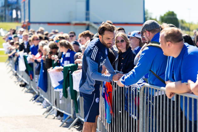 30.04.2026, Fussball, Training des FC Schalke 04. Kenan Karaman (FC Schalke 04) gibt Autogramme. Gelsenkirchen Trainingsgelände FC Schalke 04 NRW Deutschland xRHR-FOTO YYx Copyright: RHR-FOTOx RHR-FOTO YY