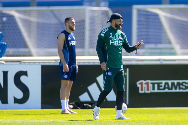 30.04.2026, Fussball, Training des FC Schalke 04. v. l. Hasan Kurucay (FC Schalke 04), Trainer Miron Muslic (FC Schalke 04). Gelsenkirchen Trainingsgelände FC Schalke 04 NRW Deutschland xRHR-FOTO YYx Copyright: RHR-FOTOx RHR-FOTO YY