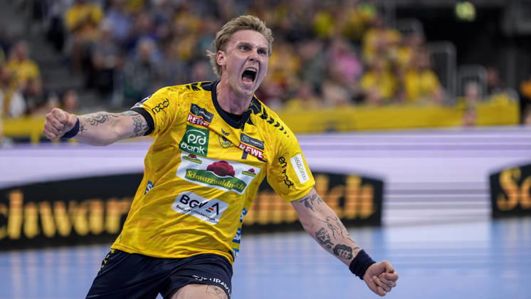 Edwin Aspenbäck (RNL, 78), Spieler der Rhein-Neckar-Löwen, jubelt über ein Tor, Jubel, jubeln, Torjubel, Torerfolg, celebrate the goal, goal, celebration, jubelt ueber das Tor, Freuen, Freude, freut sich, optimistisch, positiv, Spielszene, Highlight, Einzelbild, Einzelfoto, Aktion, Action, 01.05.2026, Mannheim (Deutschland), Handball, Bundesliga, Rhein-Neckar Löwen - MT Melsungen