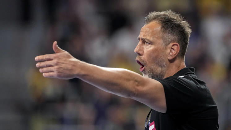 Maik Machulla (Trainer, Cheftrainer, RNL), gibt Anweisungen, gestikuliert, mit den Armen gestikulieren, Einzelbild, Einzelfoto, Aktion, Action, 01.05.2026, Mannheim (Deutschland), Handball, Bundesliga, Rhein-Neckar Löwen - MT Melsungen