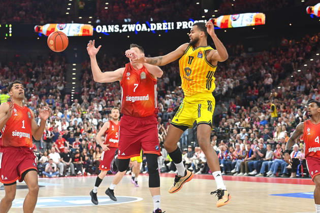 Johannes VOIGTMANN (FCB), Aktion,Zweikampf gegen Norris AGBAKOKO (Berlin). Basketball BBL,Saison 2025 2026 FC Bayern Muenchen-Alba Berlin am 01.05.2026, S A P G A R D EN