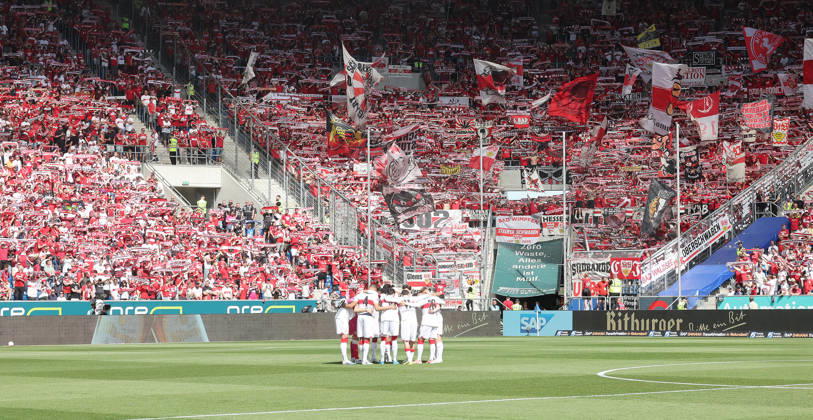 Sinsheim , Fußball Bundesliga TSG 1899 Hoffenheim vs. VfB Stuttgart , VfB Fans in Hoffenheim , Alle in Rot