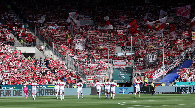 Sinsheim , Fußball Bundesliga TSG 1899 Hoffenheim vs. VfB Stuttgart , die Stuttgarter vor ihrer Fankurve