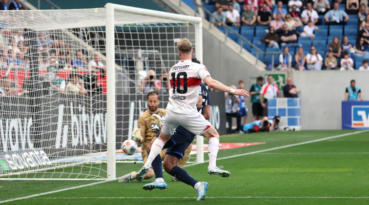 Sinsheim , Fußball Bundesliga TSG 1899 Hoffenheim vs. VfB Stuttgart , Torschütze Chris Führich (VfB, Mitte) schießt das Tor zum 1:1, v.l. Oliver Baumann (Hoffenheim), Chris Führich (VfB), Ozan Kabak (Hoffenheim)