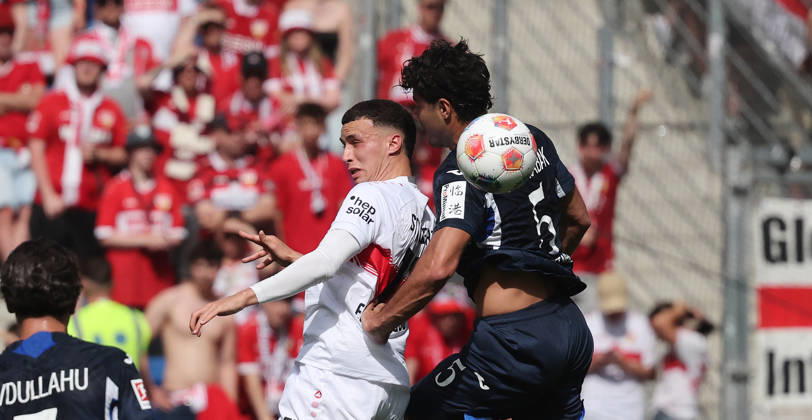 Sinsheim , Fußball Bundesliga TSG 1899 Hoffenheim vs. VfB Stuttgart , von links: Bilal El Khannouss ( VfB ) Ozan Kabak ( Hoff )