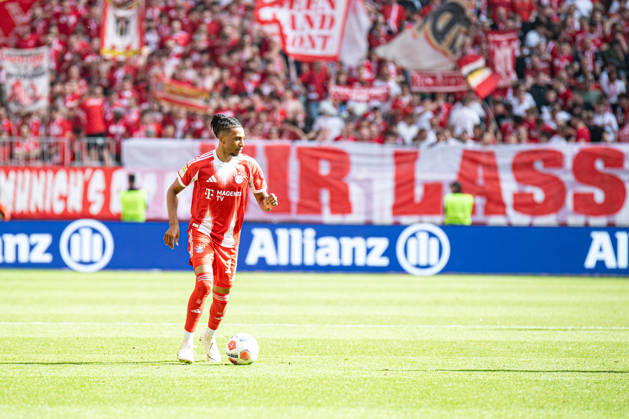 Michael Olise (17 Bayern) in Aktion beim Bundesligaspiel FC Bayern München - 1. FC Heidenheim am 02.05.2026.