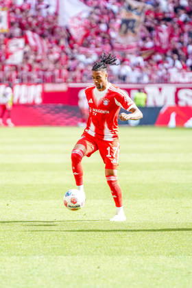 Michael Olise (17 Bayern) in Aktion beim Bundesligaspiel FC Bayern München - 1. FC Heidenheim am 02.05.2026.