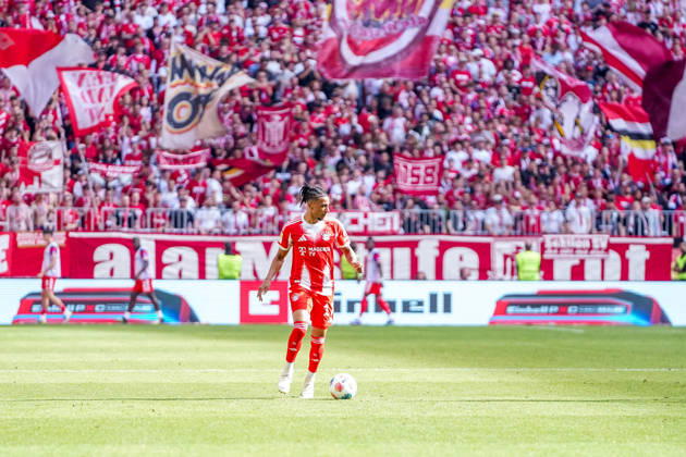 Michael Olise (17 Bayern) in Aktion beim Bundesligaspiel FC Bayern München - 1. FC Heidenheim am 02.05.2026.