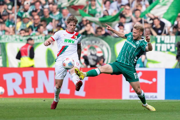 Marco Gruell (SV Werder Bremen, 17) im Zweikampf mit Kristijan Jakic (FC Augsburg, 17), GER, SV Werder Bremen vs FC Augsburg, Fussball, Bundesliga, Spieltag 32, Saison 2025 2026, 02.05.2026 DFL REGULATIONS PROHIBIT ANY USE OF PHOTOGRAPHS AS IMAGE SEQUENCES AND OR QUASI-VIDEO GER, SV Werder Bremen vs FC Augsburg, Fussball, Bundesliga, Spieltag 32, Saison 2025 2026, 02.05.2026 Bremen Copyright: xEibner-Pressefoto MaxxVincenx EP_MVN
