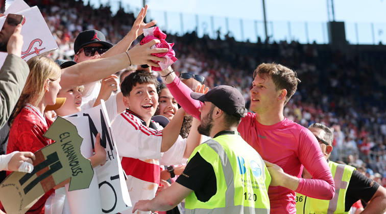 Sinsheim , Fußball Bundesliga TSG 1899 Hoffenheim vs. VfB Stuttgart , Alexander Nübel (VfB, rechts) verschenkt sein Trikot an einen Fan