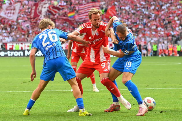 Harry KANE (Bayern Muenchen), Aktion,Zweikampf gegen re:Jonas FOEHRENBACH (Heidenheim), li:Hennes BEHRENS (Heidenheim). Fussball 1. Bundesliga Saison 2025 2026, 32.Spieltag, Spieltag32 FC Bayern Muenchen - 1.FC Heidenheim 3-3 am 02.05.2026 , A L L I A N Z A R E N A.