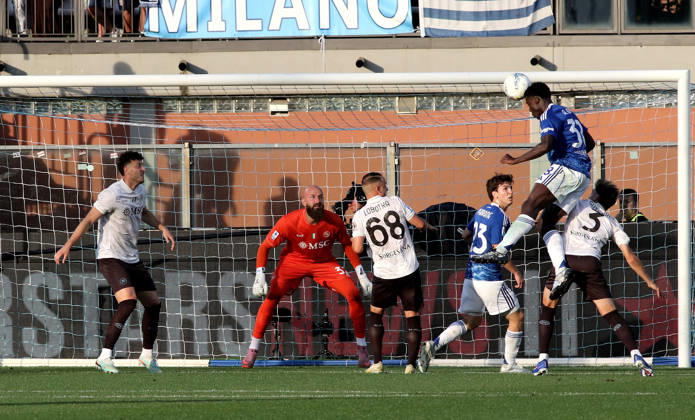 Foto IPP Albano Angilletta Como 02 05 2026 Calcio Campionato di serie A 2025 2026 Como - Napoli nella foto: un colpo di testa di Diao Assane Italy Photo Press World Copyright italy ITALY Copyright: xR4924_italyphotopressx