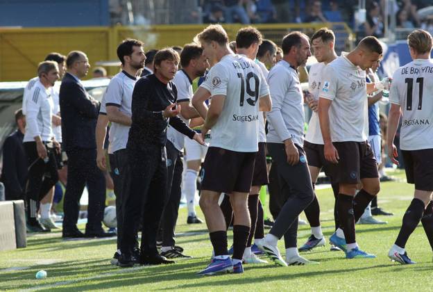 Foto IPP Albano Angilletta Como 02 05 2026 Calcio Campionato di serie A 2025 2026 Como - Napoli nella foto: l allenatore del Napoli Antonio Conte mentre da indicazioni a Rasmus Winther Hojlund Italy Photo Press World Copyright italy ITALY Copyright: xR4924_italyphotopressx