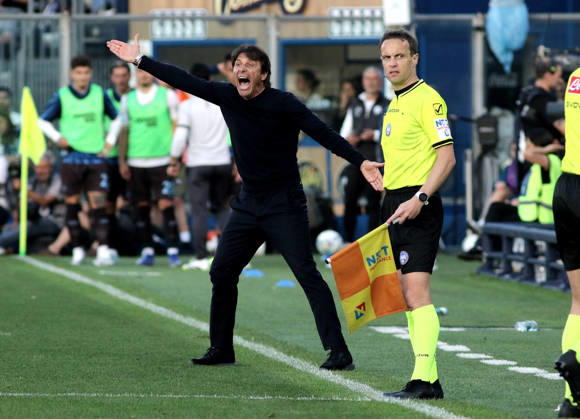 Foto IPP Albano Angilletta Como 02 05 2026 Calcio Campionato di serie A 2025 2026 Como - Napoli 0-0 nella foto: Antonio Conte allenatore del Napoli urla indicazioni ai suoi giocatori Italy Photo Press World Copyright italy ITALY Copyright: xR4924_italyphotopressx