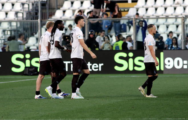Foto IPP Albano Angilletta Como 02 05 2026 Calcio Campionato di serie A 2025 2026 Como - Napoli 0-0 nella foto: la delusione dei calciatori del Napoli a sinistra Andre Frank Anguissa al centro Amir Rrahmani a destra Stanislav Lobotka Italy Photo Press World Copyright italy ITALY Copyright: xR4924_italyphotopressx