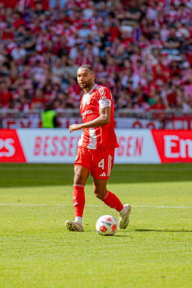 Jonathan Tah (4 Bayern) in Aktion beim Bundesligaspiel FC Bayern München - 1. FC Heidenheim am 02.05.2026.