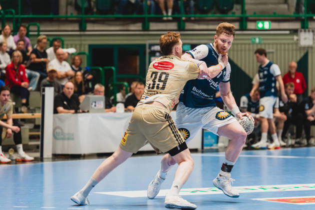 Lukas Stutzke (TSV Hannover-Burgdorf, 39) haelt Johannes Wasielewski (Bergischer HC, 77) am Hals Bergischer HC vs. TSV Hannover-Burgdorf, Handball, Daikin 1.HBL, 30.Spieltag, Saison 2025 26, 02.04.2026, Bergischer HC vs. TSV Hannover-Burgdorf, Handball, Daikin 1.HBL, 30.Spieltag, Saison 2025 26, 02.04.2026 Wuppertal Copyright: xEibner-Pressefoto LukasxBaldygax EP_LBA